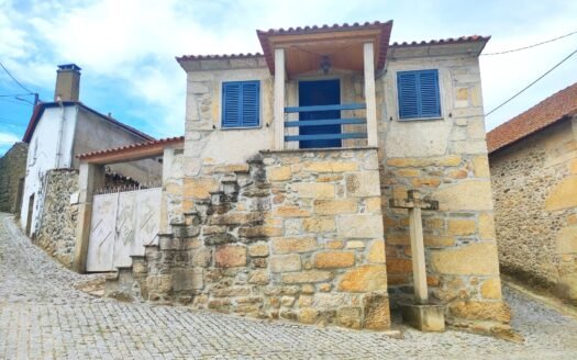 Fantástica Moradia em Pedra com Quintal – Vale Flor