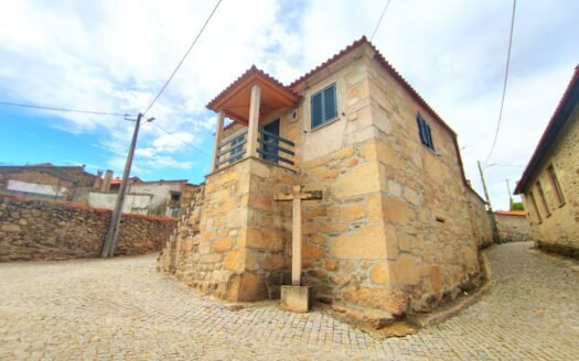 Fantástica Moradia em Pedra com Quintal – Vale Flor