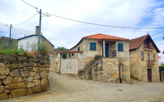 Fantástica Moradia em Pedra com Quintal – Vale Flor